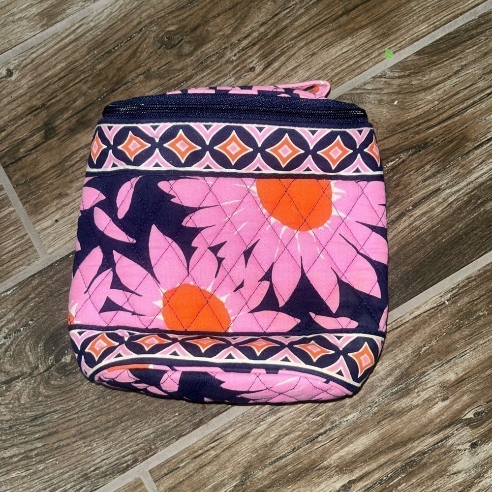 Vera Bradley makeup bag - Picture 1 of 2